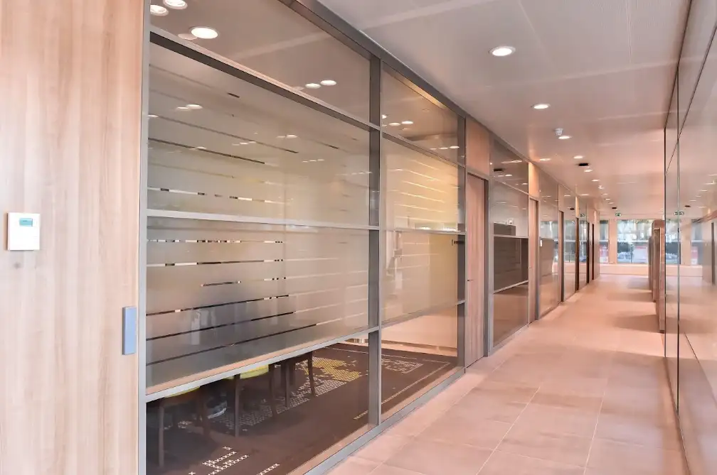Glazen wand in kantoorpand — Rabobank
