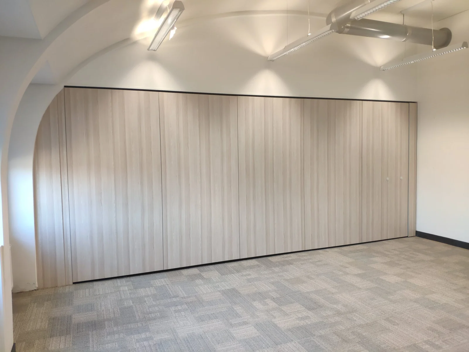 Paneelwand in houtlook — onderzoeksruimte Pento