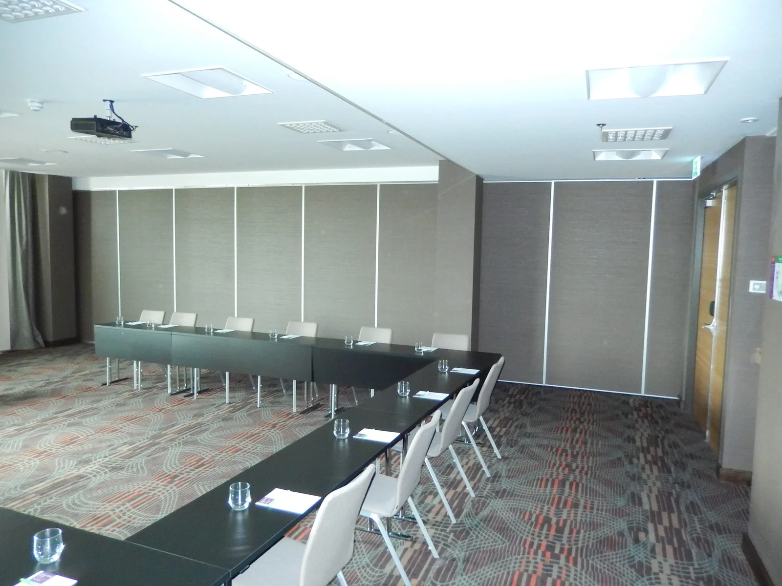 Mobiele paneelwand in vergaderzaal — Hotel Hyatt Place Amsterdam