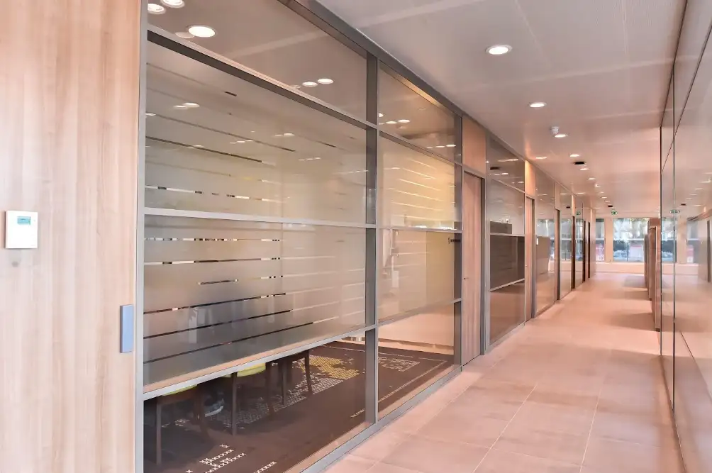 Gesloten systeemwand met glas en dichte deur in een modern kantoorpand — Rabobank, Spijker BV