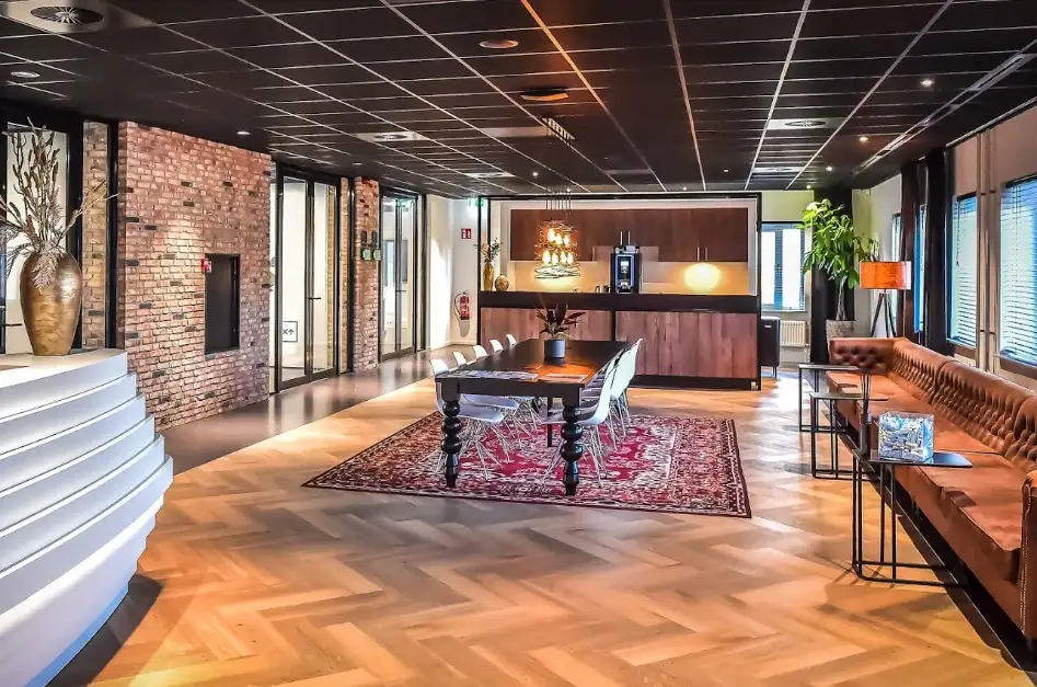 Projectvloer op maat gelegd door Spijker BV in een modern bedrijfspand