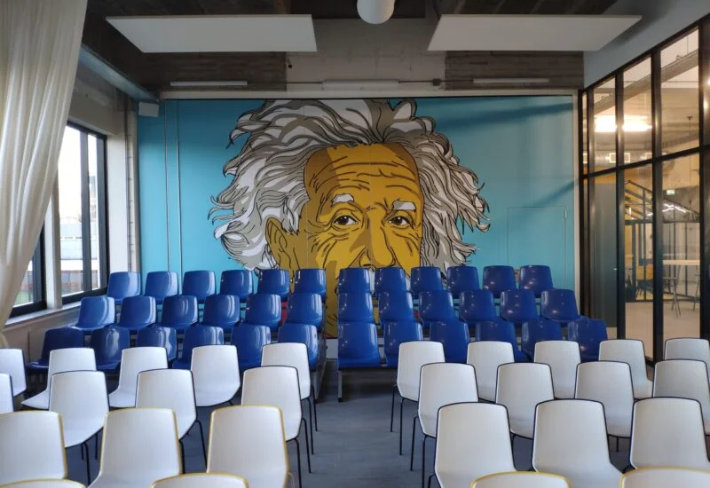 Mobiele paneelwand met Einstein-fotoprint in Gebouw N te Hengelo